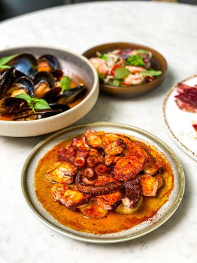 En popüler İspanyol deniz ürünleri tapas seti.