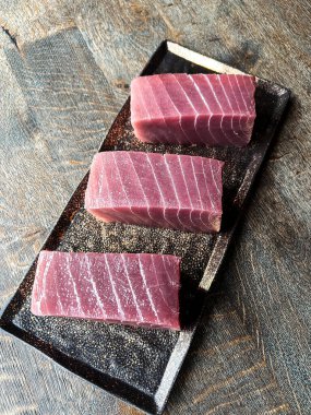 Taze, çiğ mavi yüzgeçli ton balığı önerisi.