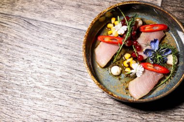 Beyaz ton balığı Bonito sashimi ve meyve ve ponzu.