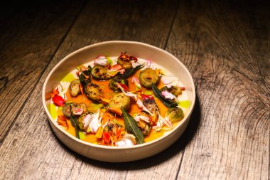 Domates emülsiyonu ve Bellota Joselito Jamon ile lahana filizleri