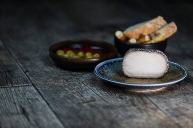 İspanyol, keçi peyniri Monte Enebro- öneri sunar