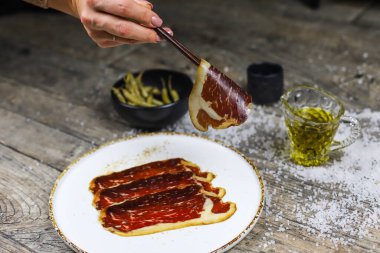 İspanyol mermer işlenmiş jambon Cecina Rubia Gallega / Wagyu 'nun önerisi