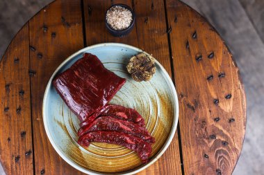 İspanyol taze, çiğ, kaliteli biftek Rubia Gallega servis ediliyor.