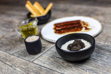 Jambon seti Cecina Wagyu / Rubia Gallega ve taze kış mantarı.