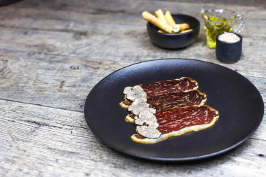 Jambon seti Cecina Wagyu / Rubia Gallega ve taze kış mantarı.