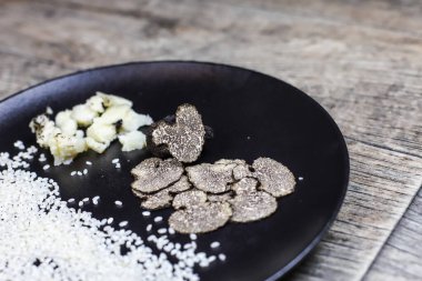 Taze İspanyol Kış Mantarı Tuber Melanosporum 'u sunuyorum.