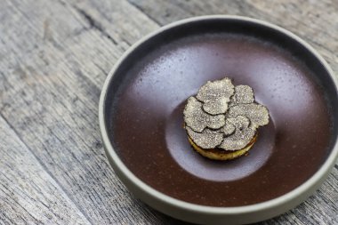 Taze İspanyol Kış Mantarı Tuber Melanosporum 'u sunuyorum.