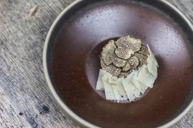 Taze mantarlı Bask cheesecake ve koyun peyniri püresi Manchego curado.