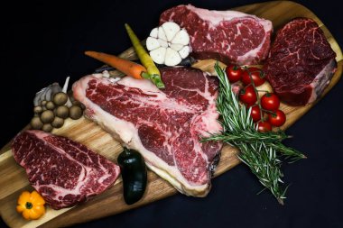 Birinci sınıf ciladan yapılmış sığır eti filetosu, sığır filetosu, fileto, kaburga kemiği.