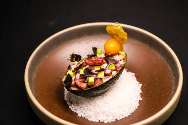 Avokadoda servis edilen ahtapot ceviche.