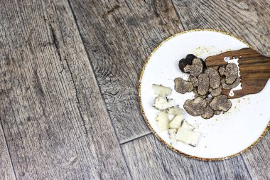 Taze İspanyol Kış Mantarı Tuber Melanosporum 'u sunuyorum.