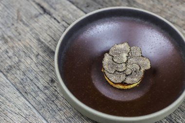 Taze İspanyol Kış Mantarı Tuber Melanosporum 'u sunuyorum.