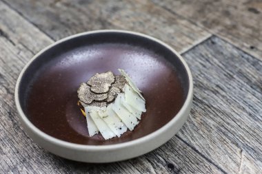 Taze mantarlı Bask cheesecake ve koyun peyniri püresi Manchego curado.