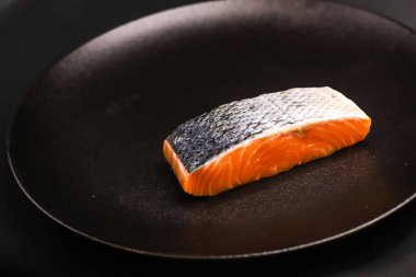 Taze, birinci sınıf somon balığı sunuyor.