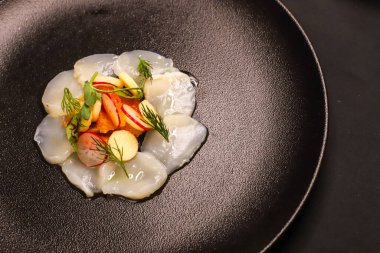 Taze çiğ deniz tarağı carpaccio. 