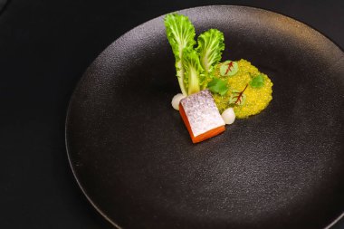 Taze, birinci sınıf somon balığı sunuyor.