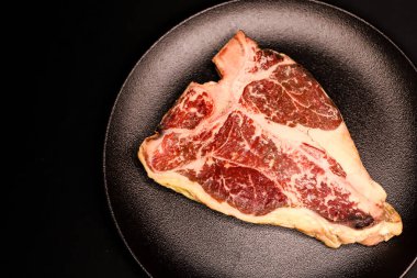 Polonya usulü, kurutulmuş, mermer biftekli biftek sunumu.