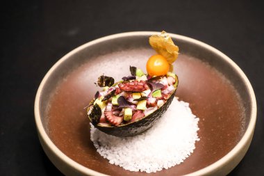 Avokadoda servis edilen ahtapot ceviche.