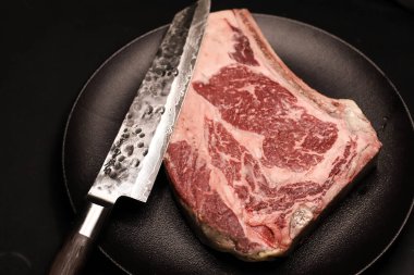 İspanyol bifteği Rubia Gallega kaburgası. Japon kiritsuke bıçağıyla kemik servis ediliyor.