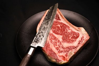 İspanyol bifteği Rubia Gallega kaburgası. Japon kiritsuke bıçağıyla kemik servis ediliyor.