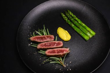 Polonya bifteği, kuşkonmaz ve limon turşusu.