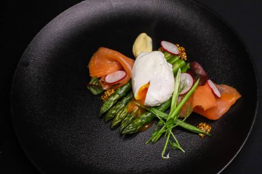 Yumurtalı salata, tütsülenmiş somon ve kuşkonmaz.