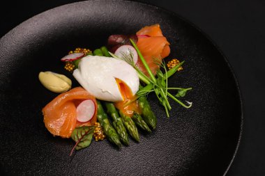 Yumurtalı salata, tütsülenmiş somon ve kuşkonmaz.