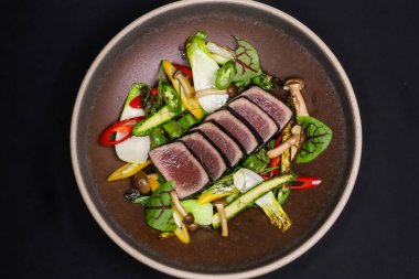 Norveç usulü ton balığı ve kızarmış sebze.