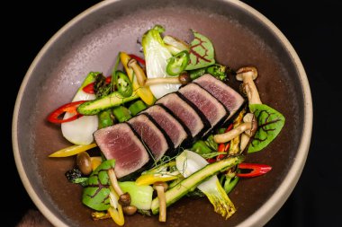 Norveç usulü ton balığı ve kızarmış sebze.