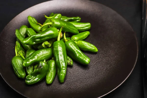 Geleneksel Galiçya biberleri Pimientos de Padron