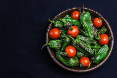 Geleneksel Galiçya biberleri Pimientos de Padron