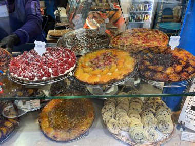 Paris 'te yeni pişmiş turtalar bir buzulhanede, vitrinlerde ve raflarda. 