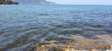 Açık mavi denizli kumsalda güzel bir gün. 