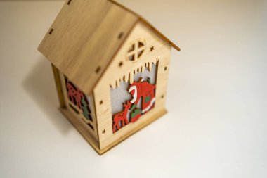 Noel Baba ve ren geyiği ahşap kabin yukarıdan