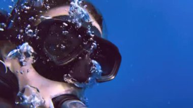 4K Scuba kızı Koh Tao Tayland 'da suyun altına dalıyor.