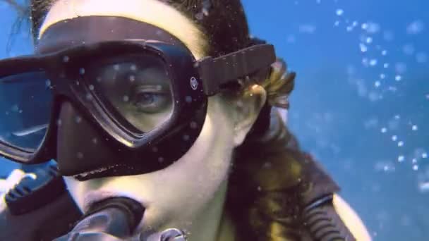 Beautiful Young Woman Scuba Diving Underwater Buddy Koh Tao High — Stock Video