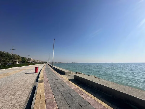 Denizde gün doğumu. yaz sabahı.