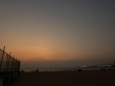 Sahilde gün batımı. Cennet kumsalı. Tropik cennet, beyaz kum, sahil, palmiye ağaçları ve temiz su..