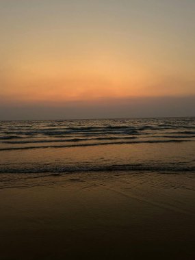 Sahilde gün batımı. Cennet kumsalı. Tropik cennet, beyaz kum, sahil, palmiye ağaçları ve temiz su..