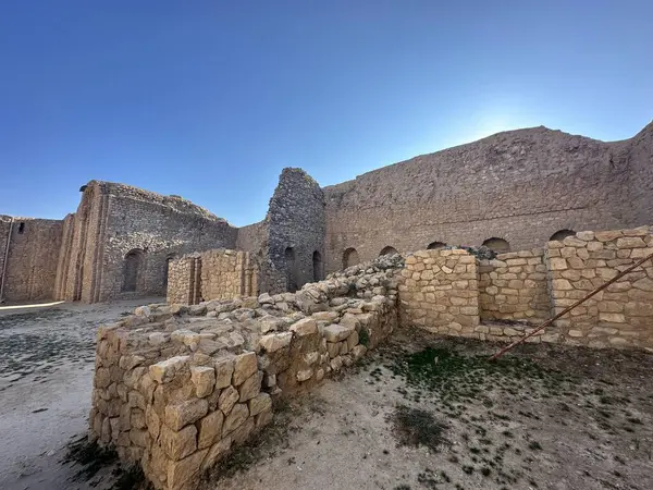 Atashkadeh, ya da Atashgah ya da Dar-e-Mehr, dini bir binanın bir çeşit Zoroastrian ibadet evi olduğu söylenir.