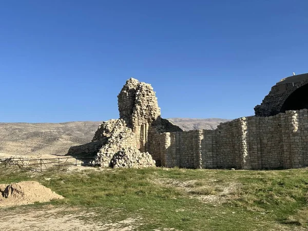Atashkadeh, ya da Atashgah ya da Dar-e-Mehr, dini bir binanın bir çeşit Zoroastrian ibadet evi olduğu söylenir.
