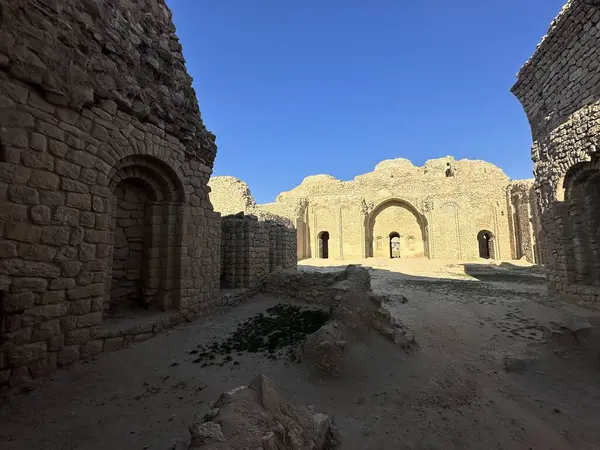 Atashkadeh, ya da Atashgah ya da Dar-e-Mehr, dini bir binanın bir çeşit Zoroastrian ibadet evi olduğu söylenir.