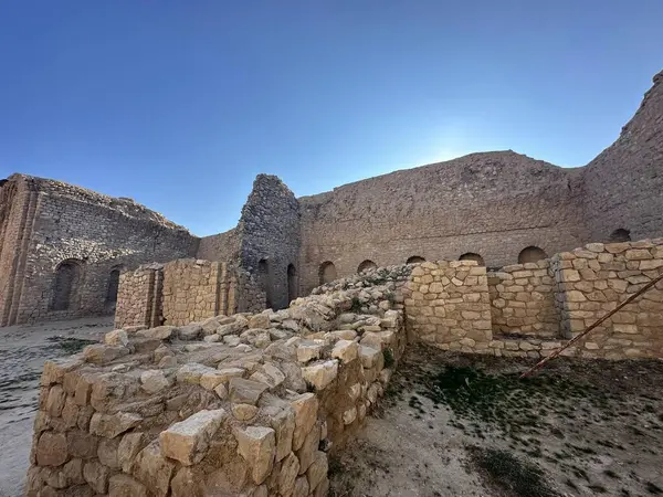 Atashkadeh, ya da Atashgah ya da Dar-e-Mehr, dini bir binanın bir çeşit Zoroastrian ibadet evi olduğu söylenir.