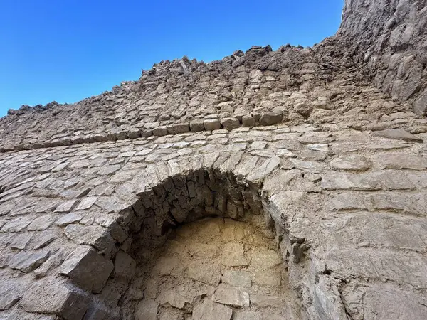 Atashkadeh, ya da Atashgah ya da Dar-e-Mehr, dini bir binanın bir çeşit Zoroastrian ibadet evi olduğu söylenir.