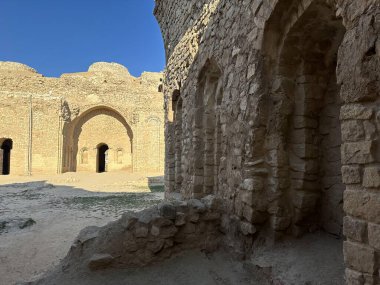 Atashkadeh, ya da Atashgah ya da Dar-e-Mehr, dini bir binanın bir çeşit Zoroastrian ibadet evi olduğu söylenir.