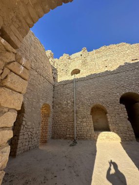 Atashkadeh, ya da Atashgah ya da Dar-e-Mehr, dini bir binanın bir çeşit Zoroastrian ibadet evi olduğu söylenir.