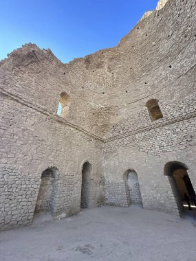 Atashkadeh, ya da Atashgah ya da Dar-e-Mehr, dini bir binanın bir çeşit Zoroastrian ibadet evi olduğu söylenir.