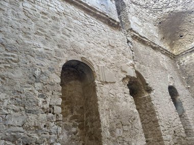 Atashkadeh, ya da Atashgah ya da Dar-e-Mehr, dini bir binanın bir çeşit Zoroastrian ibadet evi olduğu söylenir.