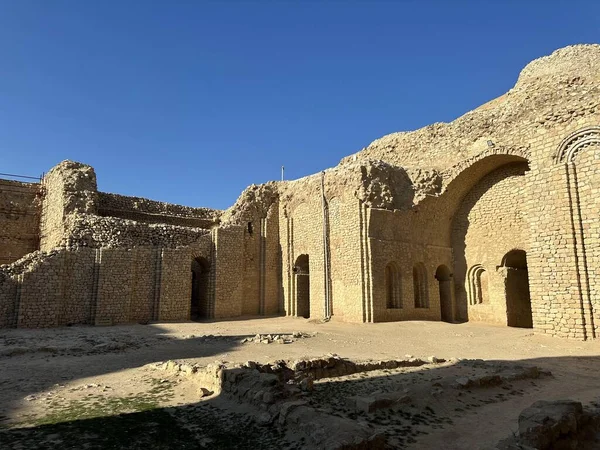 Atashkadeh, ya da Atashgah ya da Dar-e-Mehr, dini bir binanın bir çeşit Zoroastrian ibadet evi olduğu söylenir.