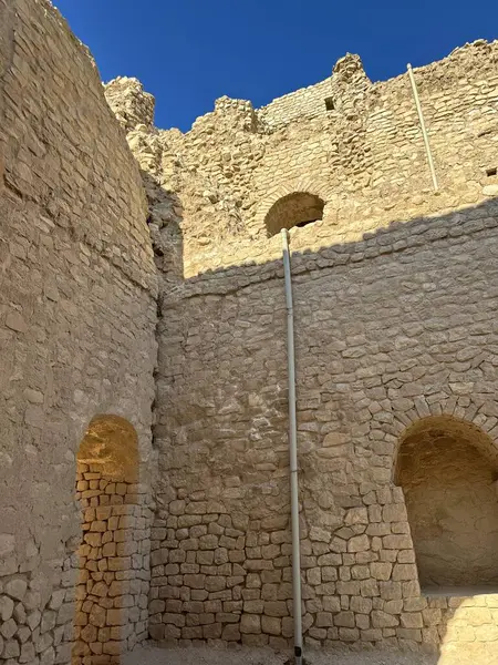 Atashkadeh, ya da Atashgah ya da Dar-e-Mehr, dini bir binanın bir çeşit Zoroastrian ibadet evi olduğu söylenir.